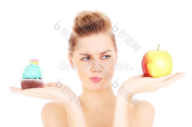 想在纸杯蛋糕和苹果之间<strong>做决定</strong>的女人