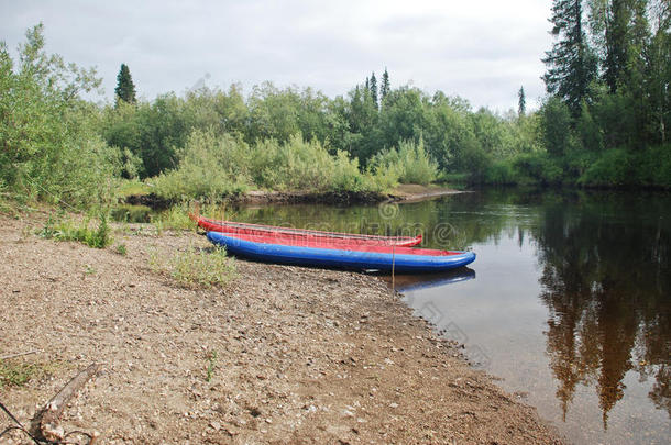 科米<strong>原始森林</strong>里的河上独木舟。