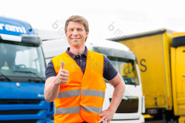 货代或司机在车辆段卡车前面