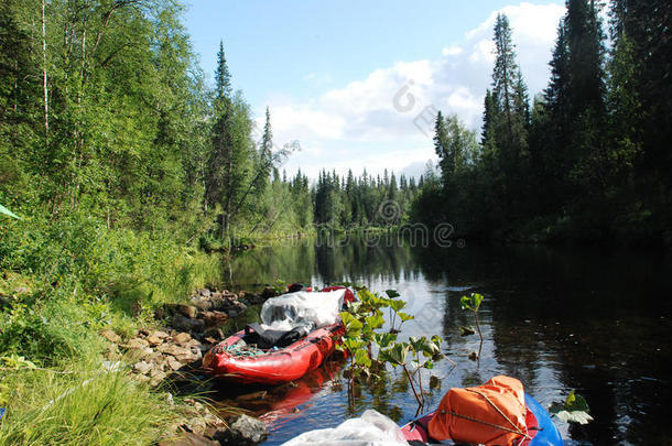 科米原始森林里的河上独木舟。
