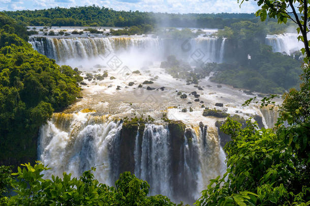 瀑布瀑布。巴西的伊瓜苏瀑布或伊瓜苏瀑布
