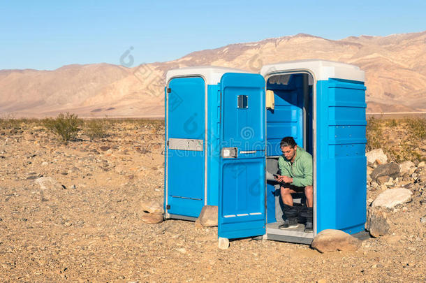 坐在沙漠中央厕所里的男人-死亡弗吉尼亚