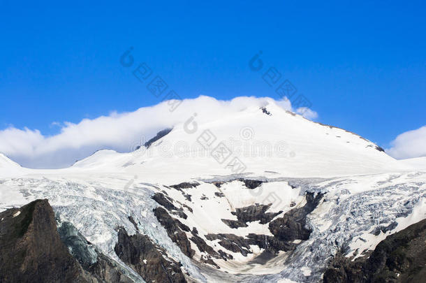 雪山多云，<strong>天空湛蓝</strong>