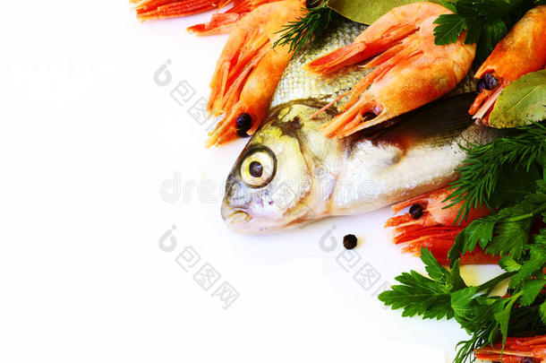 生鲜鱼配蔬菜