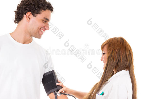 护士或医生测量病人的血压