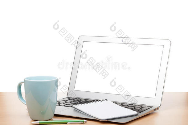 桌面上有空白屏幕和杯子的笔记本电脑