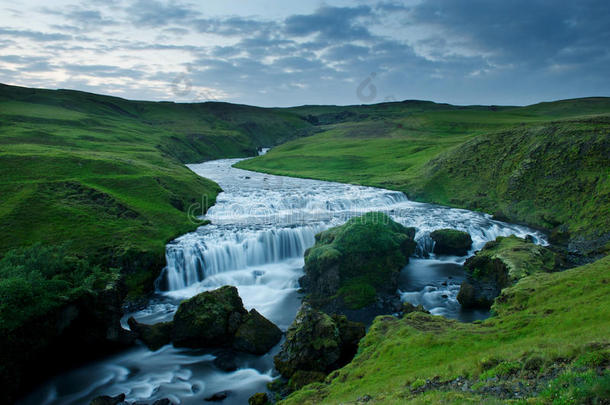 夕阳西下的冰岛南部青山间的蓝色河流