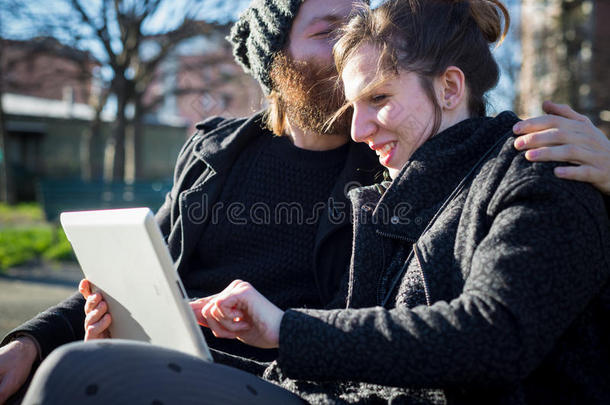 年轻情侣用平板电脑谈恋爱