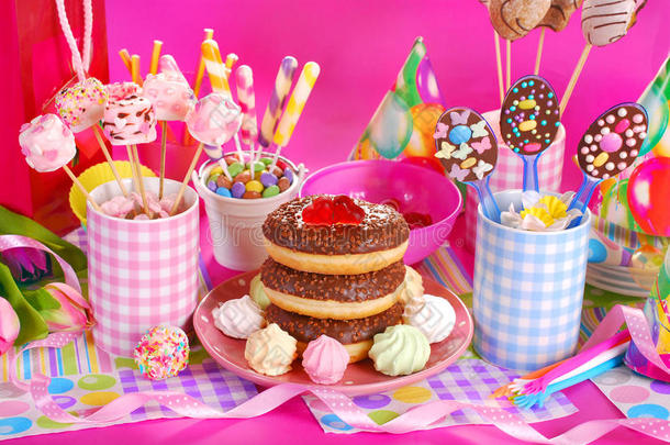 <strong>儿童生日</strong>聚会桌，有鲜花和糖果