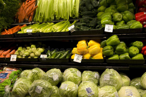 商店货架上的健康蔬菜