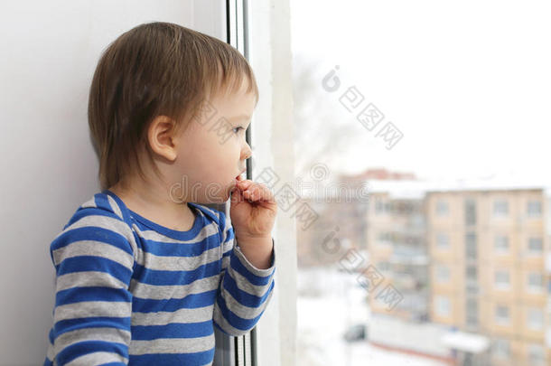 1岁宝宝望窗外