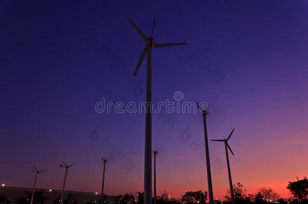 日落时的风力涡轮机