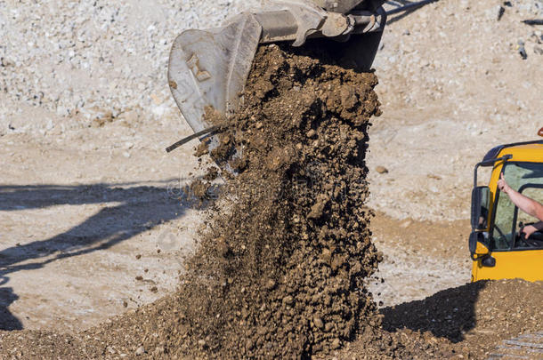 土方工程施工现场挖掘机