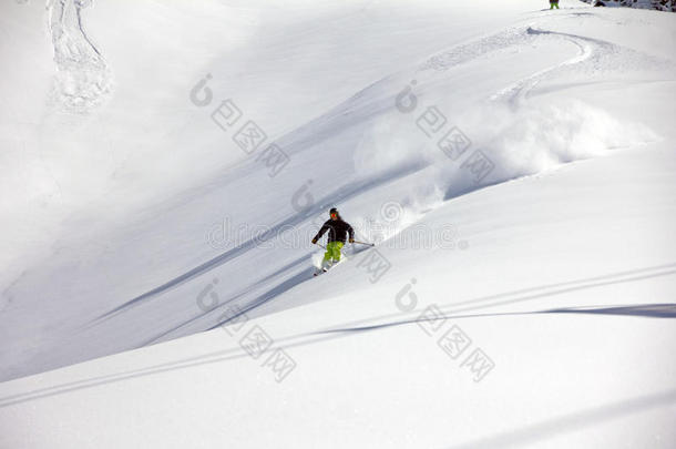 滑雪者在深粉，极端自由行