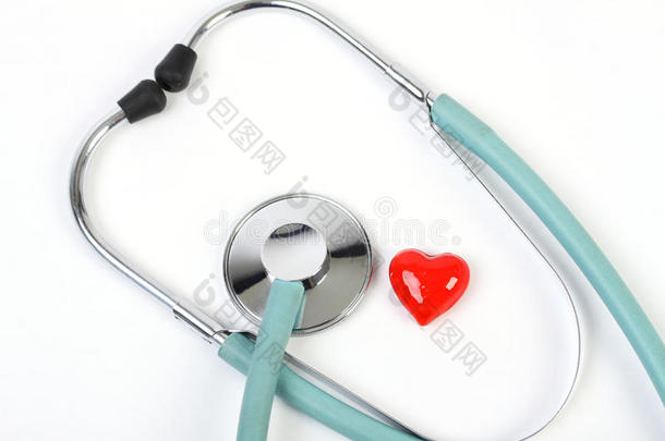 医生听诊器和一个白色背景的<strong>小红心</strong>