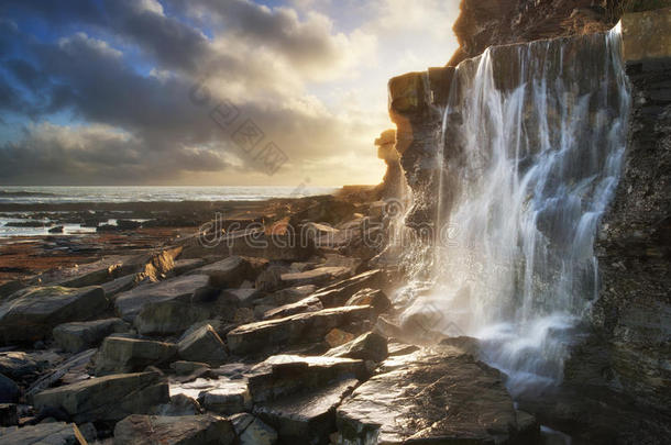 美丽的风景图片瀑布流入海滩岩石