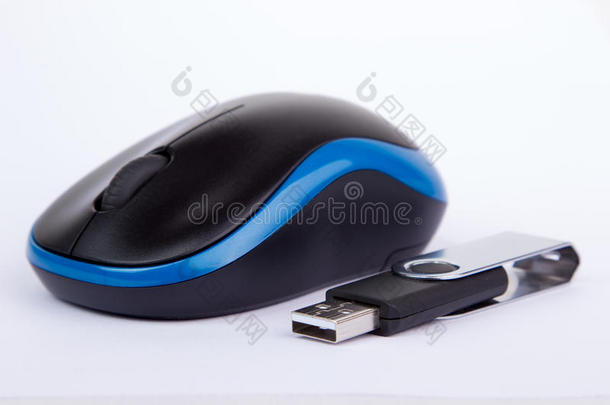 带U<strong>盘</strong>的蓝黑色电脑鼠标