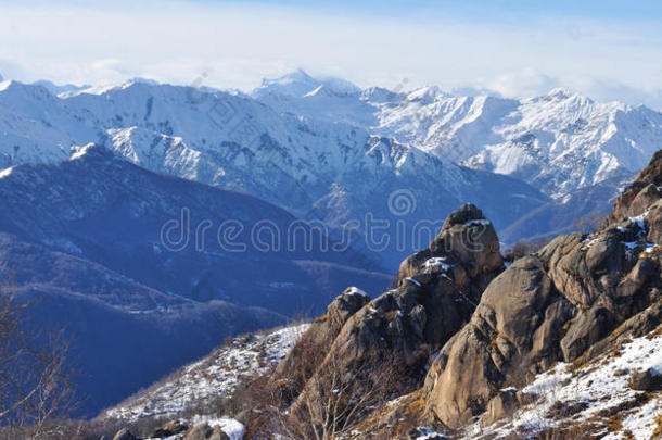 阿尔卑斯山全景和岩石
