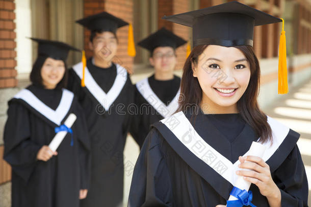 漂亮的大学毕业生和同学们一起<strong>拿</strong>着毕业<strong>证</strong>书