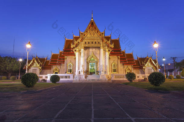 蓝天的大理石寺庙