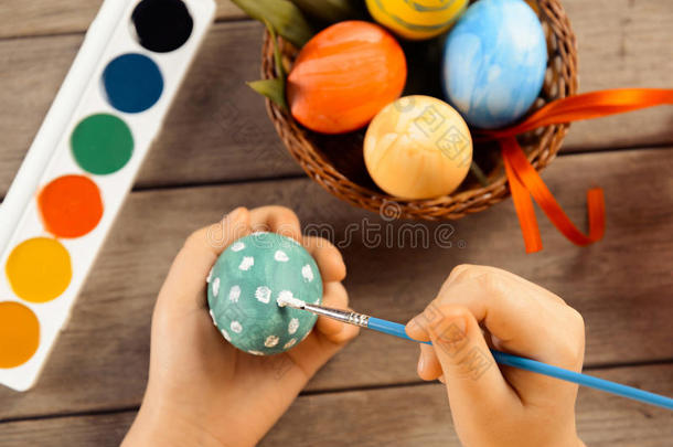 孩子画复活节彩蛋，专注于彩蛋