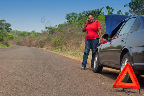 汽车抛锚-美国黑人妇女求救，道路救援。