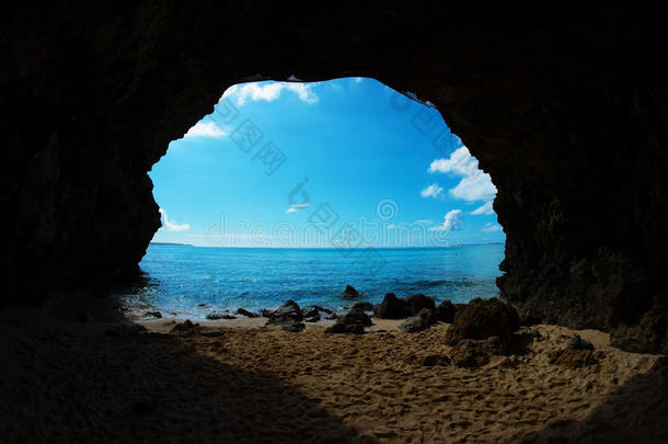 冲绳县太阳山海滩的洞穴/日本