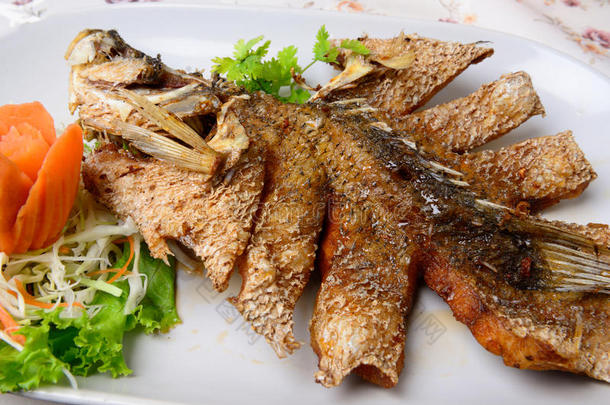 泰国菜名甜鱼露炸鲷鱼