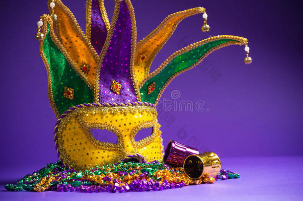 紫色背景上的狂欢节或狂欢节面具