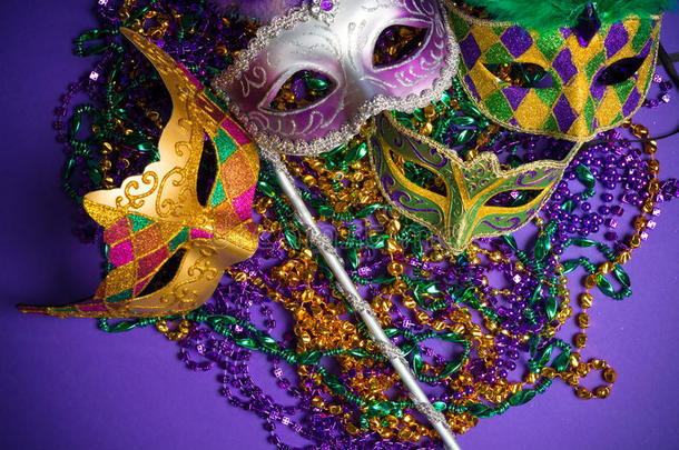 紫色背景的什锦狂欢节或狂欢节面具