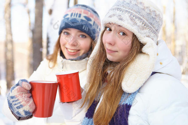 冬天的户外<strong>活动</strong>。女孩们喝<strong>茶</strong>。