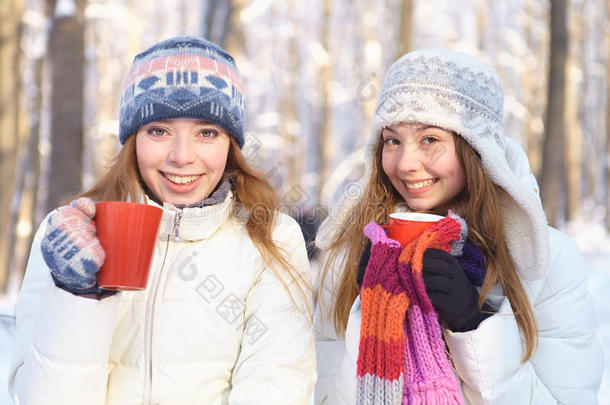 冬天的户外活动。女孩们喝茶。