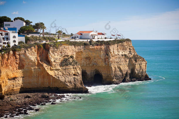 葡萄牙一座悬崖上的海边村庄，可以俯瞰大海