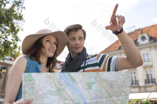 户外带地图的年轻游客夫妇