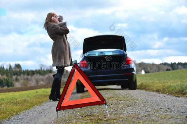 汽车，女孩和三角警示牌