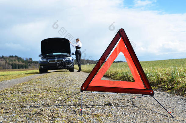 汽车，女孩和三角<strong>警示牌</strong>