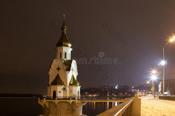 夜晚水面上的东正教教堂