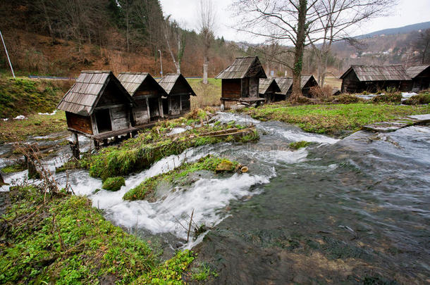 古老的木制水厂建在一条水流湍急的河渠上，在这个著名的古村落里