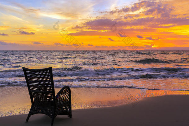 日落沙滩上的沙滩椅