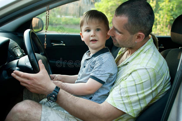 男孩和爸爸一起<strong>学开车</strong>