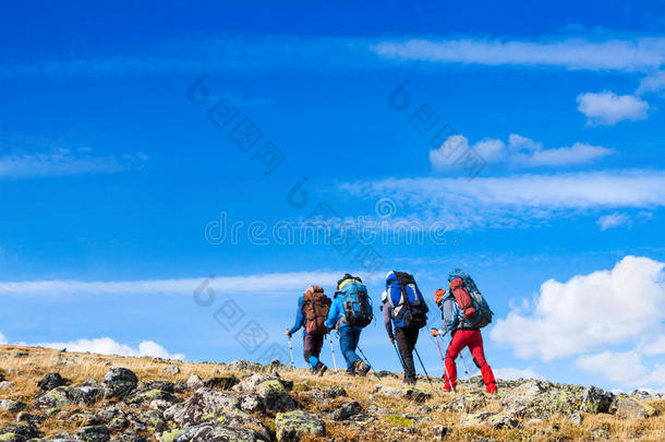 徒步旅行者在山上集体徒步旅行