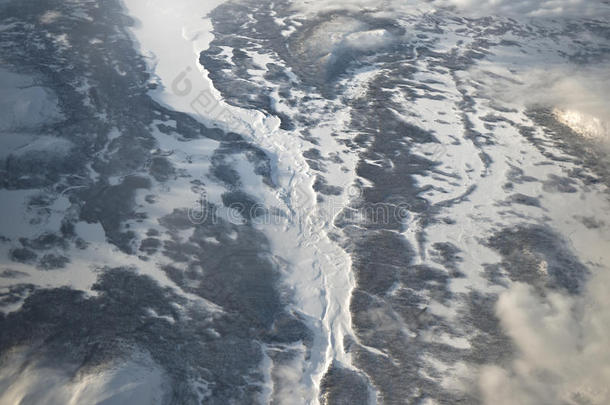 北极圈-冰冻的土地和河流