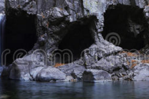 洞窟环绕的瀑布