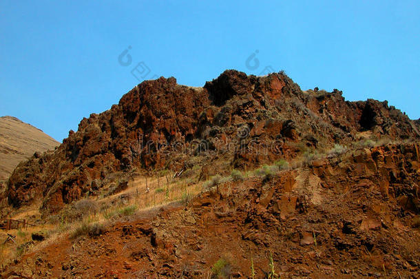 红色岩石峭壁
