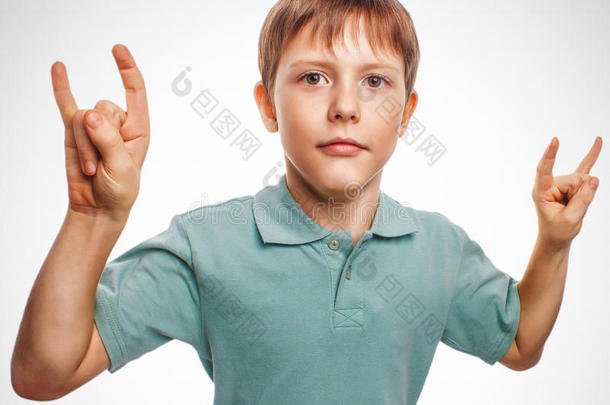 男孩少年展示手势手金属石头