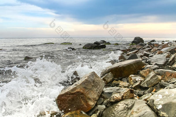 海景，风景秀丽的<strong>大石头</strong>映衬着海天