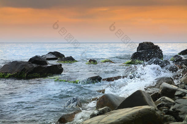 海景，风景秀丽的大石头映衬着海天