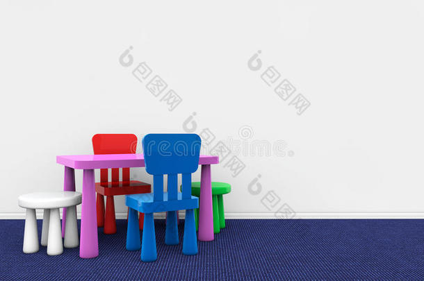 孩子们靠墙的书桌和椅子
