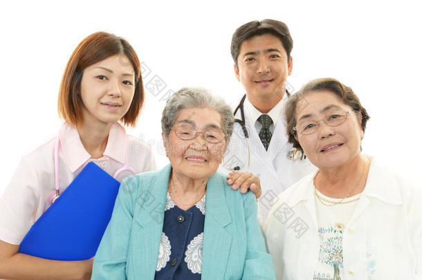 微笑的亚洲医护人员与老年妇女