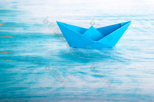 孤舟在海上